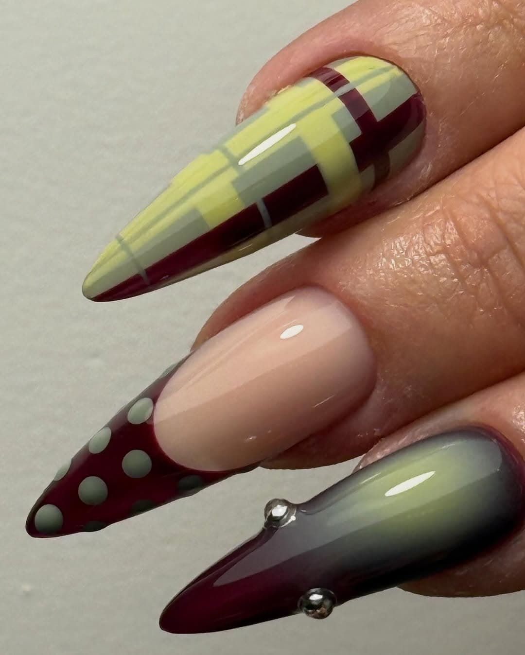 Gros plan tartan vert pistache et bordeaux, french à pois, nail art Lyon