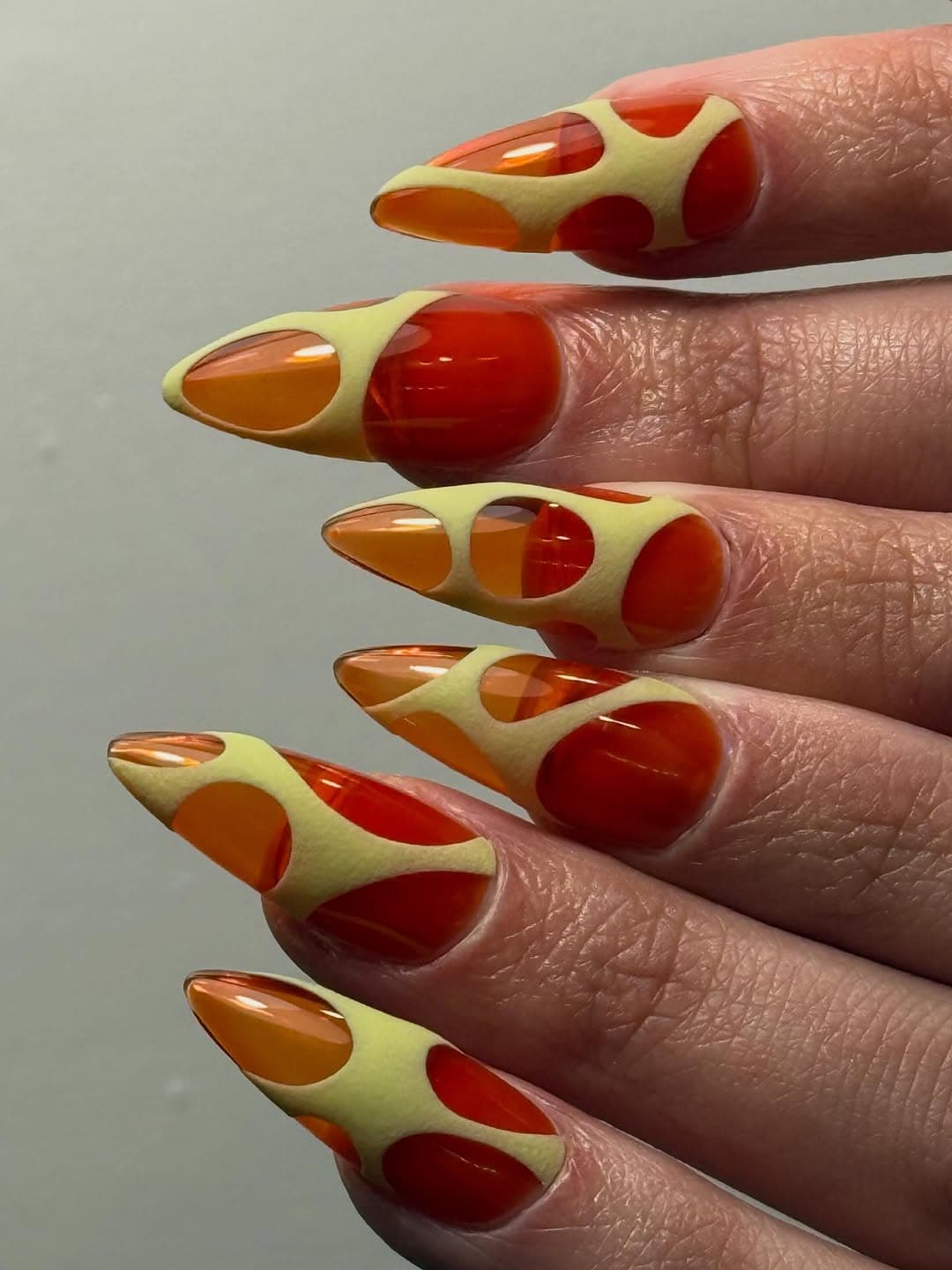 Nail art level 3 : découpes organiques orange glass sur jaune pastel, Gel-X Lyon