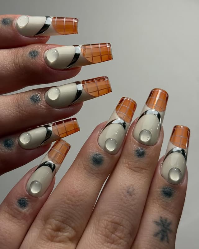 Nail art level 6 : tartan orange translucide, chrome argent et gouttes d'eau 3D, Gel-X Lyon