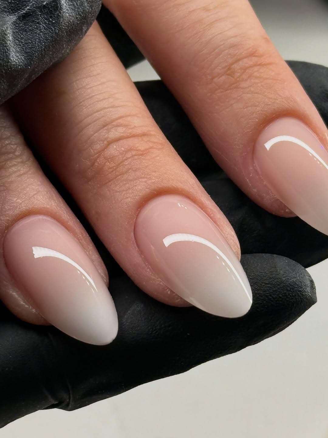 Gainage nude milky sur ongles naturels amande, manucure impeccable, Lyon